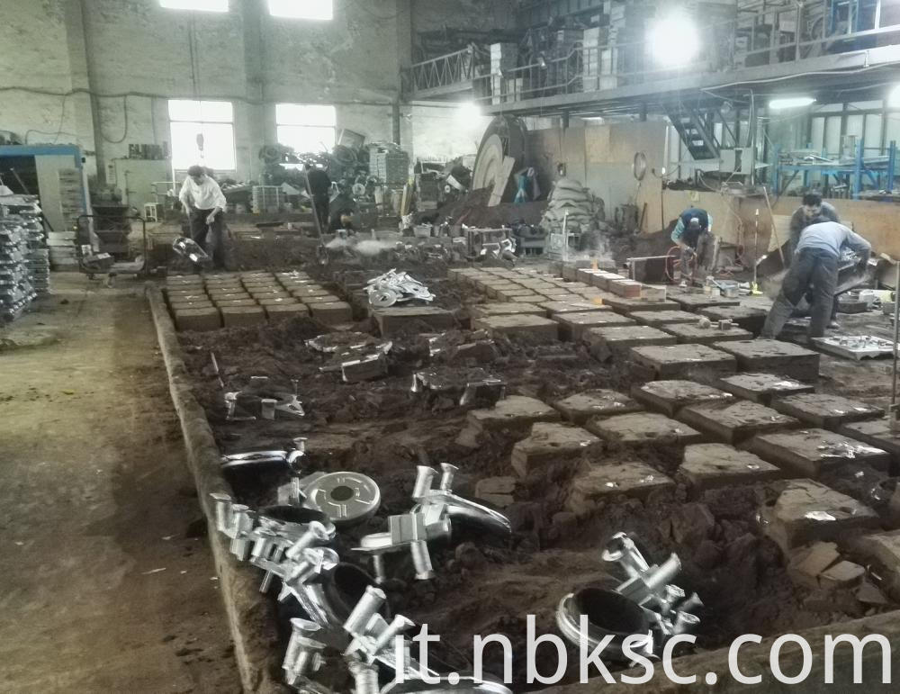 Fare colata di colata di stampo di sabbia Making Sand Mould Pouring Casting